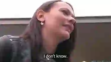 За деньги показала сиськи, сосала хуй и получала сперму на писю