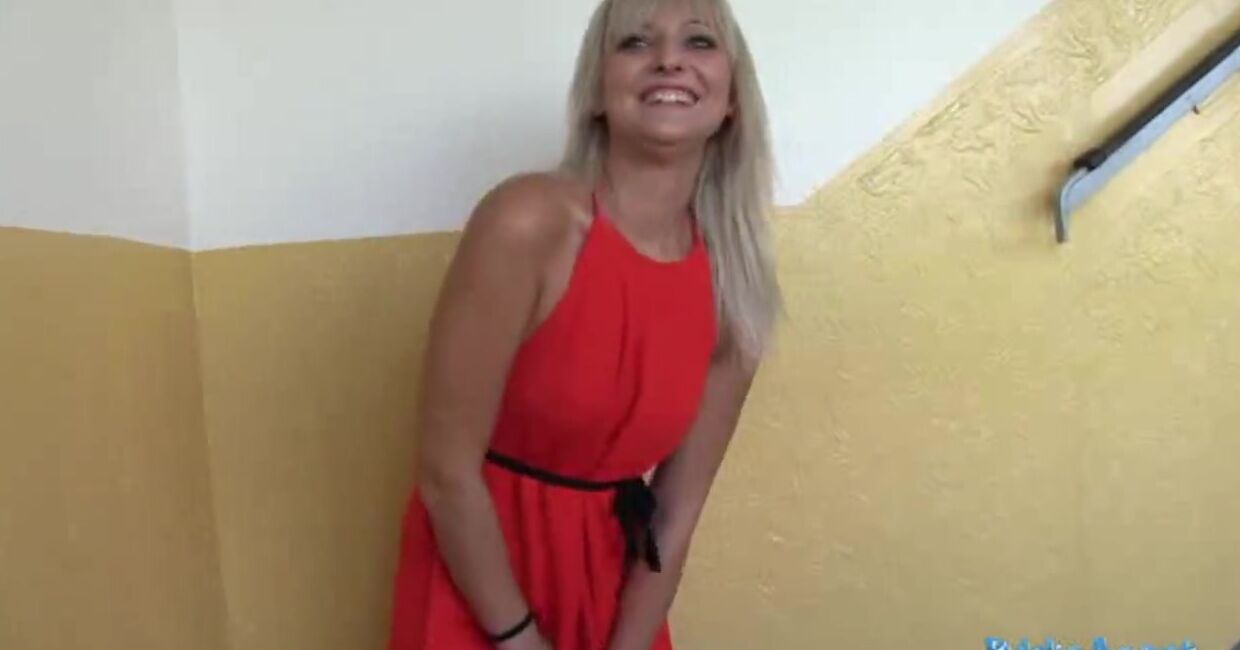 Блондинка в подъезде сняла красное платье и еблась с пикапером - Секс порно видео