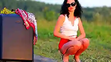 Русская брюнетка застряла в глуши без машины и стала позировать