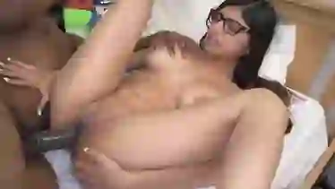 Mia Khalifa имеет большие сиськи, а негр огроменный хуй меж ног.