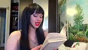 Русская брюнетка засунула вибратор в пизду и читала книжку