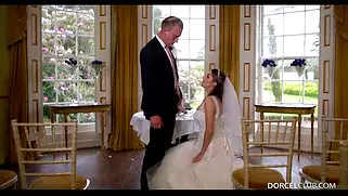 Пьяная невеста сосет у гостей на свадьбе: смотреть видео онлайн