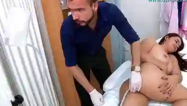 Врач гинеколог лезет во все дырки пациентки и девушка кончает