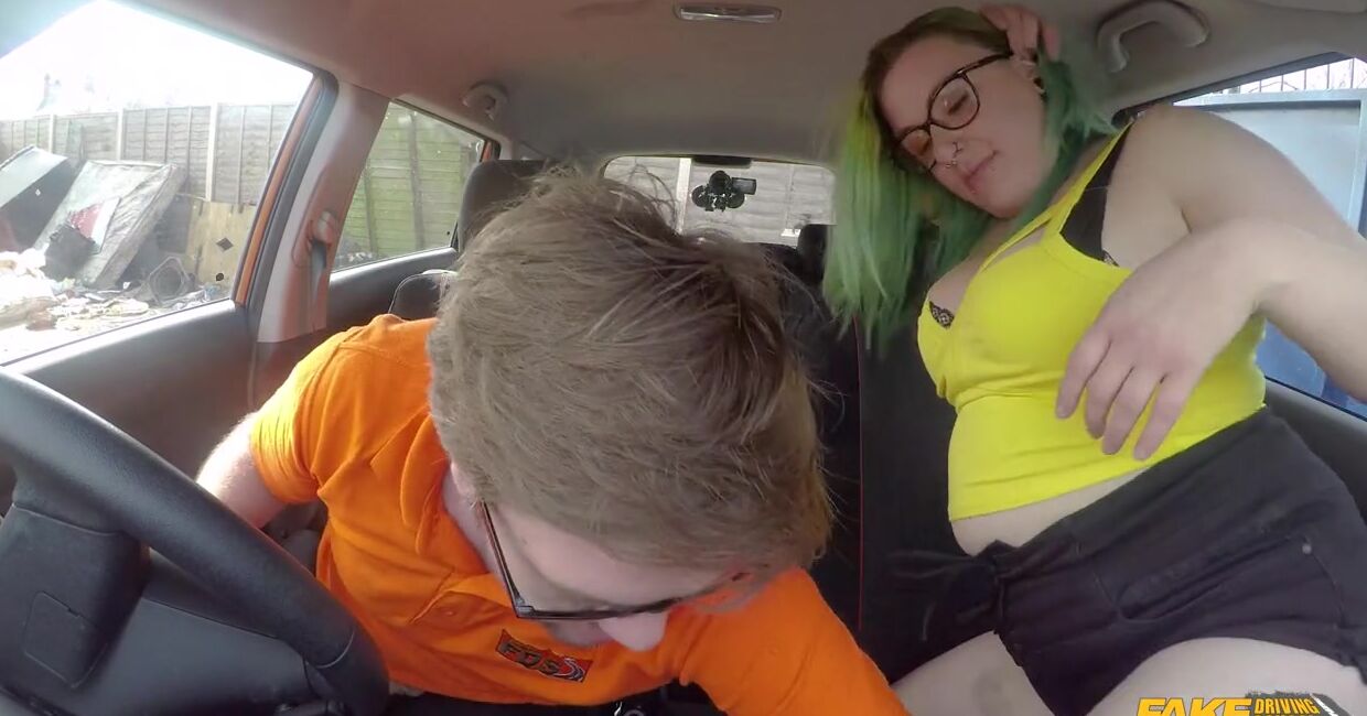 Порно видео толстушки трахаются в машине