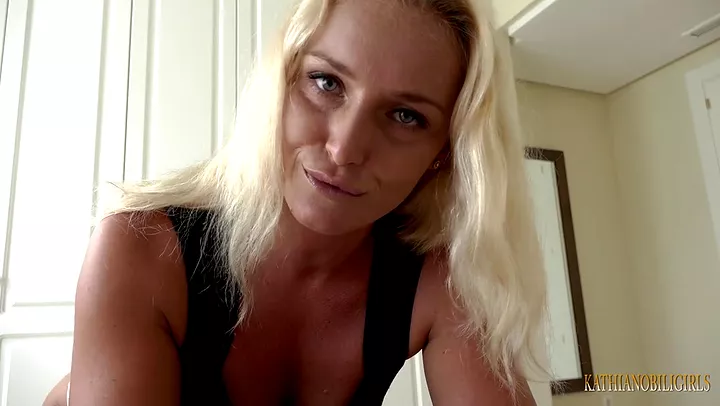Порно видео блондинка мастурбация крупный план
