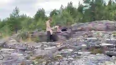 Похабники русские на природе снимают любительский секс на камнях у леса