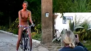 Голая езда на велосипеде! Сисястая девушка публично трет клитор об седло велосипеда - lavandasport.ru