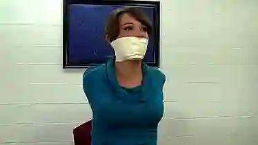 Каждую новую подопечную строгий босс связывает и кладет на пол